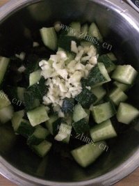 家常菜木耳拌黄瓜做法图解5)