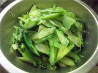 家常菜芥兰炒肉片做法图解1)
