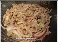 美味的葱爆孜然羊肉做法图解4)