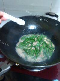 自己做的肉末炒豆角做法图解8)