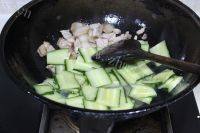 常吃不腻的黄瓜炒肉片做法图解6)