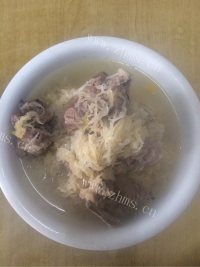 妈妈最爱的排骨炖酸菜做法图解6)