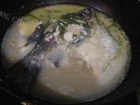 家常菜鲫鱼豆腐汤做法图解8)