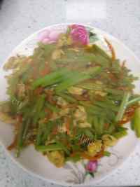 唇齿留香的芹菜炒鸡蛋