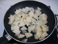 家常菜辣白菜炒土豆片做法图解3)