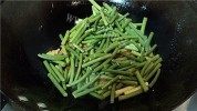 家常菜虾米炒蒜苔做法图解5)