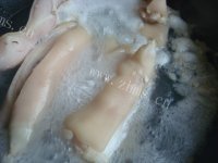 五味俱全的猪蹄炖黄豆做法图解2)