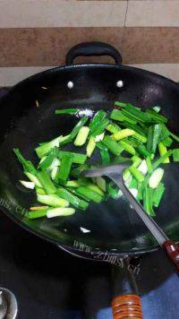 家常菜腊肉炒蒜苗做法图解7)