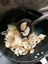 香气浓郁的红烧藕片做法图解3)