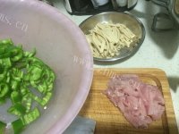家常青椒豆皮炒肉做法图解1)