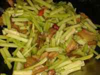 家常菜腊肉炒芹菜做法图解5)