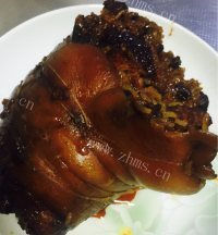 美味的酱焖糯米肘子做法图解14)