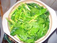美味的菠菜肉丸粉丝汤