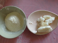 色泽鲜亮的豆沙菊花酥做法图解2)