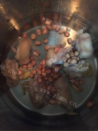 美味的猪蹄花生汤做法图解9)