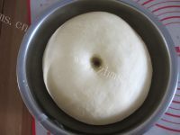 自制花式豆沙面包做法图解5)