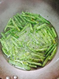 鲜美可口的干煸四季豆做法图解3)
