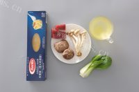 美味可口的菌菇火腿鸡汤面做法图解1)