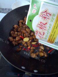 在家做的红烧肉炖土豆做法图解8)