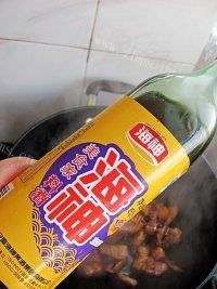 家常菜蘑菇红烧肉做法图解7)