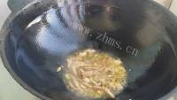 家常菜彩椒炒肉丝做法图解4)