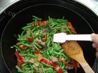 「家有大厨」豆角烧肉做法图解8)