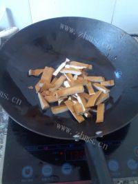 美味的豆干炒韭菜做法图解3)