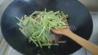 家常菜芹菜肉丝做法图解7)