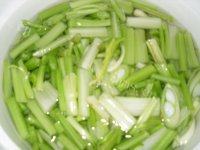 饱满的炒芹菜做法图解1)