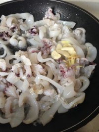美味的韭菜炒墨鱼仔做法图解7)