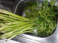 常吃不腻的芹菜炒肉做法图解2)