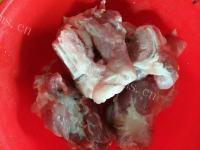 美味的胡萝卜玉米大骨汤做法图解1)