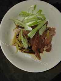 美味的芹菜炒粉条做法图解4)