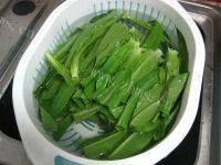 家常菜豆豉鲮鱼炒油麦菜做法图解1)