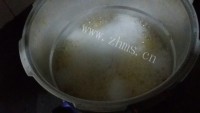 香甜红枣枸杞玉米渣粥做法图解3)