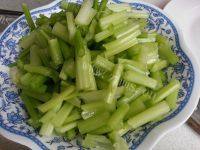 芹菜尖椒炒肉丝做法图解2)
