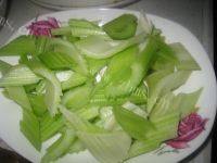 家常菜五花肉炒芹菜做法图解1)