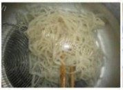 自制腊肉炸酱面做法图解5)