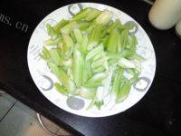 家常菜芹菜炒腊肠做法图解3)