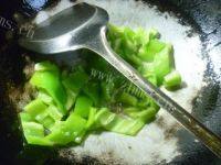 家常菜青椒炒蘑菇做法图解4)