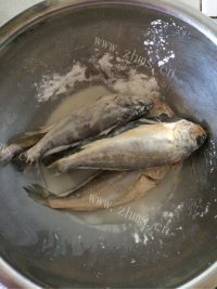 美味的干煎黄花鱼做法图解2)