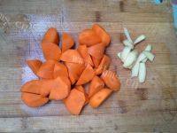 自制胡萝卜玉米排骨汤的做法图解二
