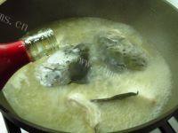 美味的三文鱼头豆腐汤做法图解5)