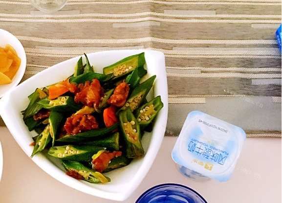 诱人的秋葵炒肉片