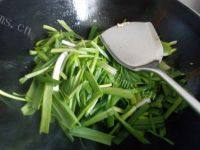 家庭版蒜苗炒豆腐做法图解7)
