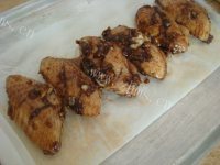 色泽鲜亮的蒜香烤鸡翅做法图解6)