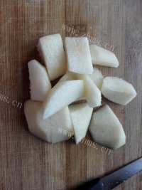 美味的银耳雪梨羹做法图解2)