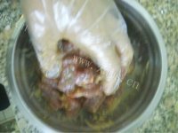 美味的黑椒牛柳炒意面做法图解3)