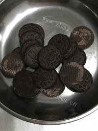 可口的双色慕斯流心蛋糕做法图解2)