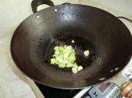 美味的蒜薹炒腊肉做法图解3)